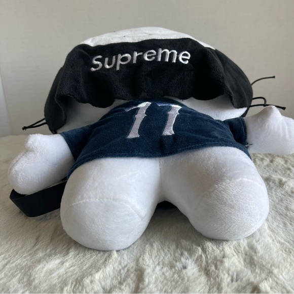 Hello Kitty Peso Pluma Supreme Plush . - Picture 8 of 9